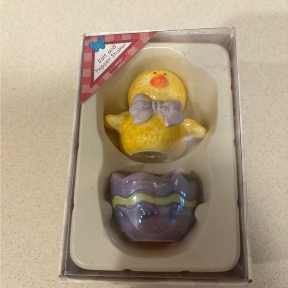 Vintage Easter Salt and Pepper Shakers - Picture 5 of 6